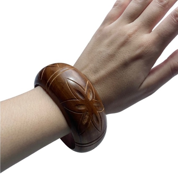 Vintage Brown Wooden Hand Carved Flower Bohemian Casual 70s Style Bracelet - Picture 3 of 9